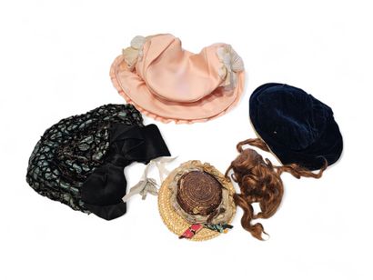 POUPEES ACCESSORY SET including:
Three fabric...