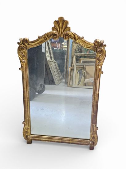 Shell-shaped pediment mirror
Size: 90 x 55cm
As...