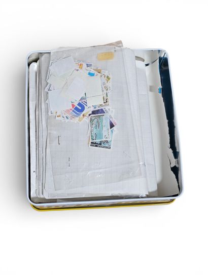 BANKNOTES FROM AROUND THE WORLD 
Green binder...