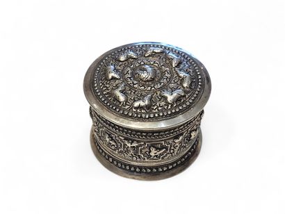 INDIAN WORK 20th century 
Round box in 800°...