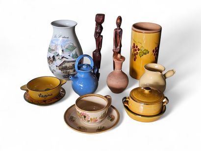 SET OF BIBELOTS including :
Vase 
Bottle...