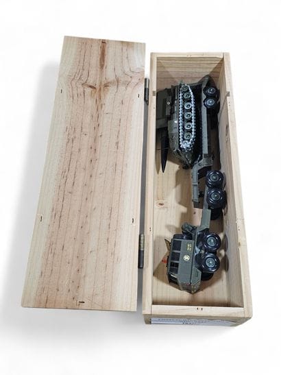 SOLIDO 1/43
Metal and plastic tank and missile...