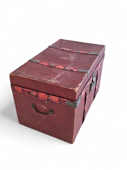 Rectangular dolls' box made of wood, cardboard...