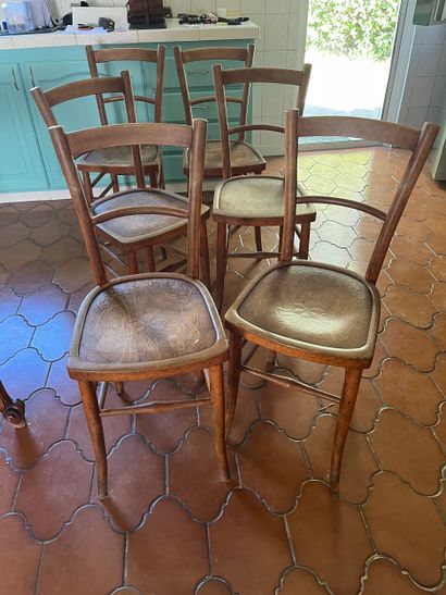 Dans la cuisine
Table de style Louis XV 
On...