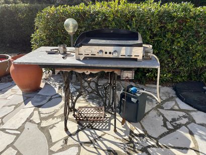 Dans le jardin
Une plancha à gaz 
Un piétement...