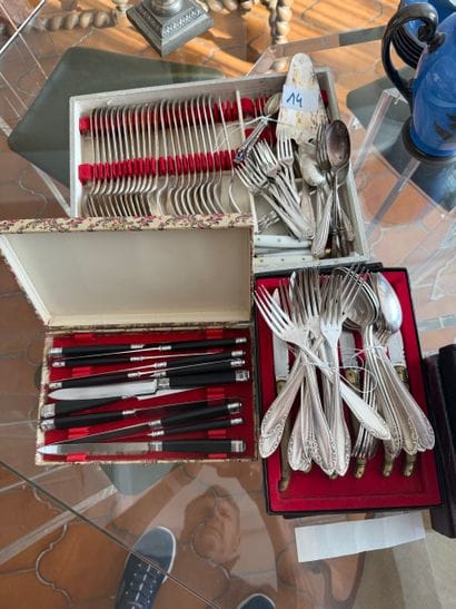 Sur la table
Ensemble de métal argenté et...