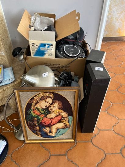 ENSEMBLE DE FOND DE MAISON comprenant :
Appareils...