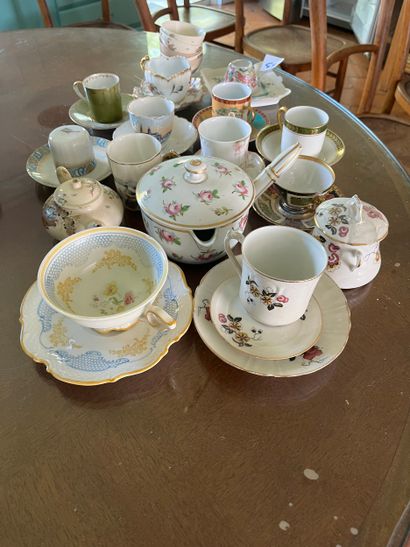 Sur la table de cuisine
Ensemble de tasses...