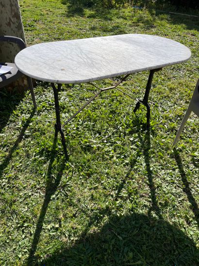 Dans le jardin
Ensemble de meubles comprenant...