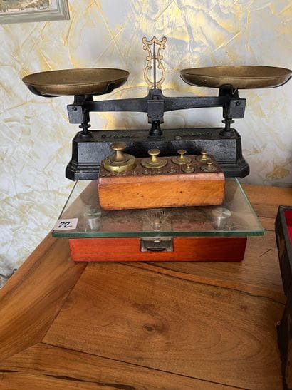 BALANCE ROBERVAL avec ses poides (manque...