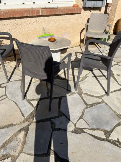 Dans le jardin
Ensemble de meubles comprenant...