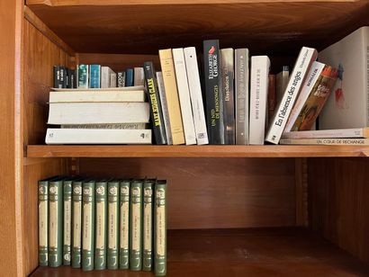 Dans la chambre 2
Dans la bibliothèque et...