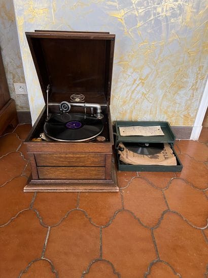 COLOMBIA GRAFONOLA
Phonographe avec sa manivelle...
