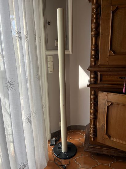 ARTEMIDE 
Lampadaire totem en metal blanc...