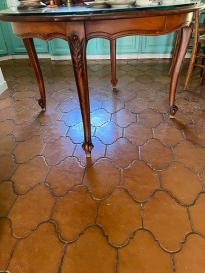 Dans la cuisine
Table de style Louis XV 
On...