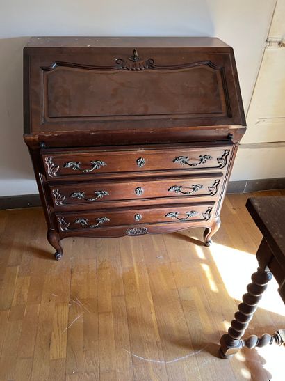 Dans la chambre 1
Bureau de style Henri II
On...