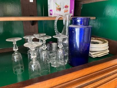 Dans le Buffet, étagère du bas
Ensemble de...
