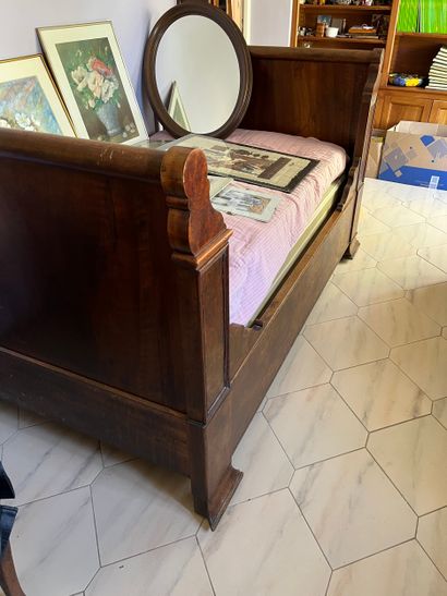 Dans la chambre 2
Un lit à rouleaux 
Un fauteuil...