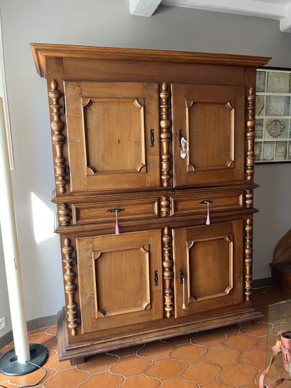 BUFFET DEUX CORPS en noyer de style Louis...