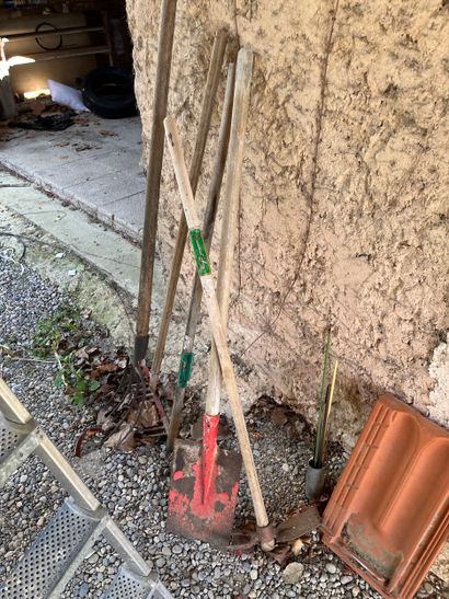 Dans le jardin
Une brouette 
Un lot d'outils...