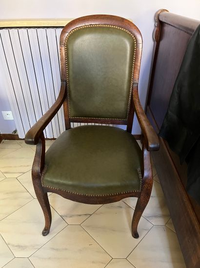 Dans la chambre 2
Un lit à rouleaux 
Un fauteuil...