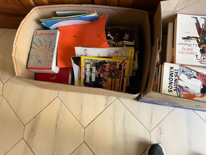 Dans la chambre 2
Dans la bibliothèque et...
