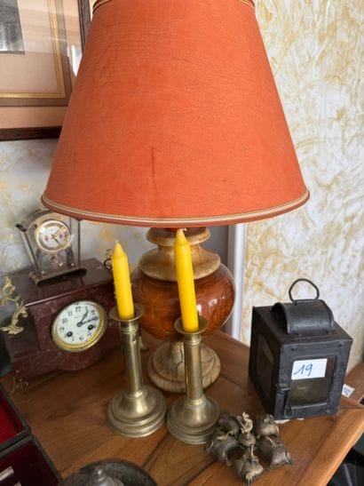 ENSEMBLE DE BIBELOTS comprenant :
Une lampe...