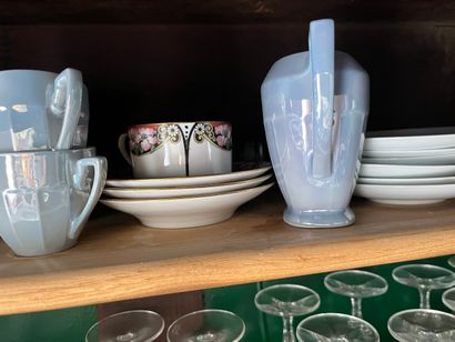 Dans le Buffet, étagère du haut 
DEUX PARTIES...