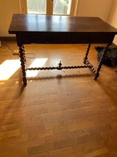 Dans la chambre 1
Bureau de style Henri II
On...