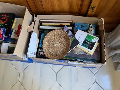 Dans la chambre 2
Dans la bibliothèque et...