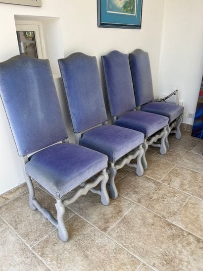 QUATRE CHAISES de style Louis XIII recouvertes...