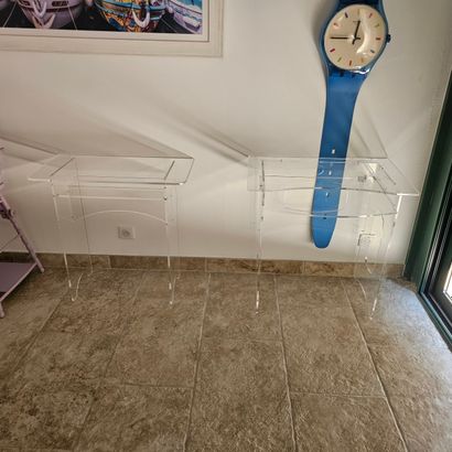 DEUX BUREAUX en plastique transparent 
Dim:...