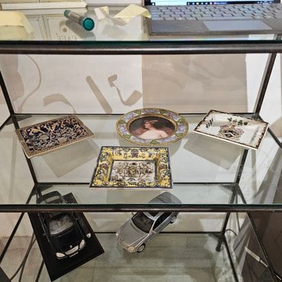 ASSIETTE en porcelaine polychrome 
Dans le...