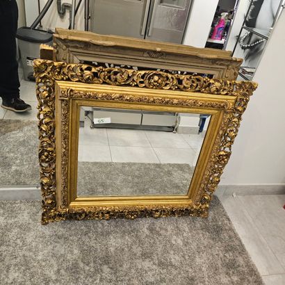 MIROIR en bois sculpté redoré, glace biseautée...