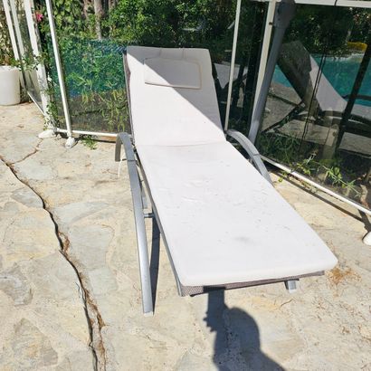MOBILIER DE JARDIN comprenant :
Une table...