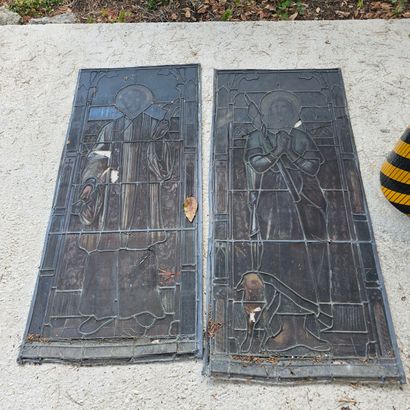 PANNEAU DE PORTE en bois orné de deux vitraux...