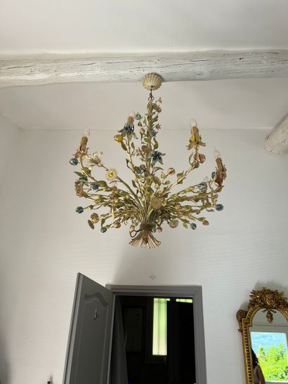 LUSTRE en fer laqué forgé à décor de fleurs...