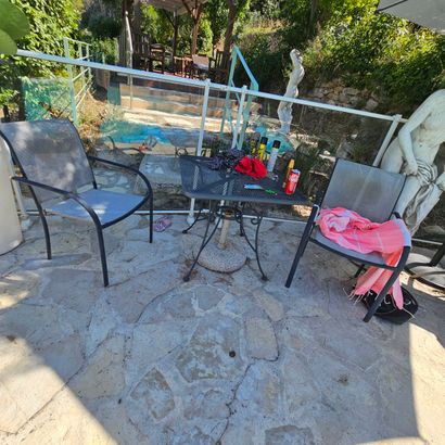 MOBILIER DE JARDIN comprenant :
Une table...