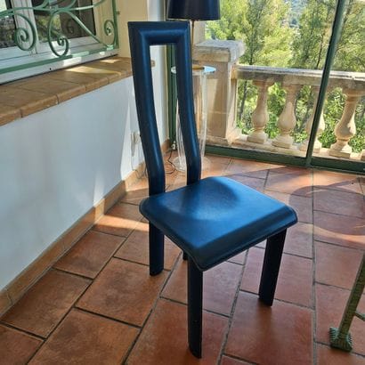ENSEMBLE DE SIX CHAISES en cuir bleu à haut...