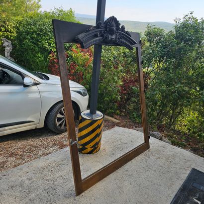 PANNEAU DE PORTE en bois orné de deux vitraux...