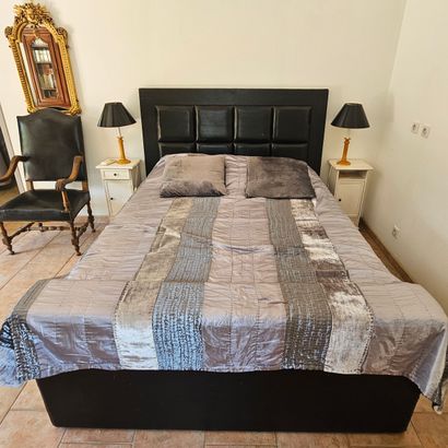 ENSEMBLE DE MOBILIERS comprenant :
Un lit...