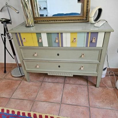 COMMODE en bois blanc peint ouvrant par trois...