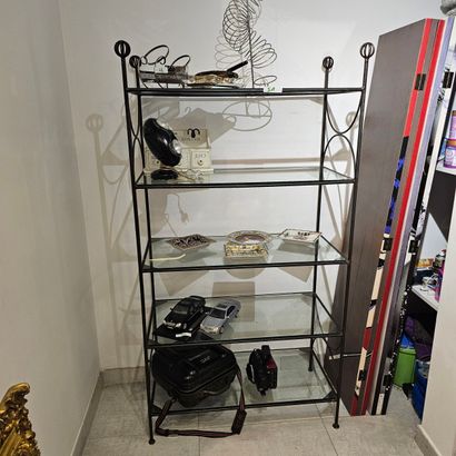ETAGERE EN FER FORGE
Cinq plateaux de verre...