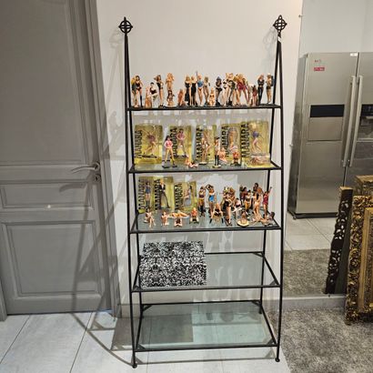 ETAGERE EN FER FORGE
Cinq plateaux de verre...