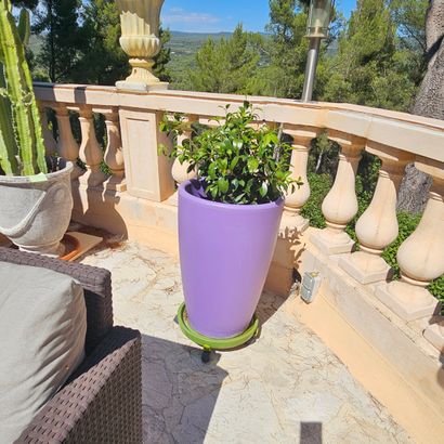 GRAND POT DE FLEUR en plastique mauve 
Dim:...