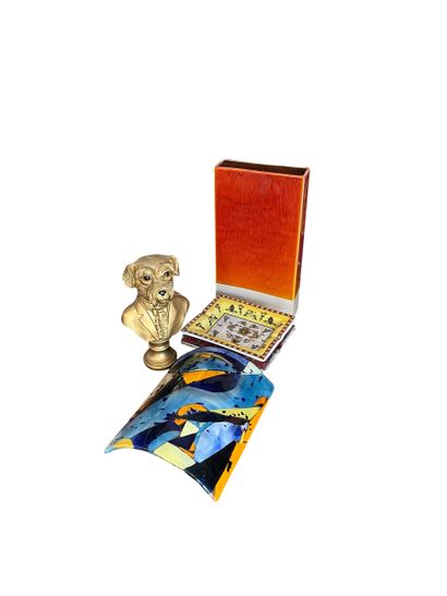ENSEMBLE DE BIBELOTS comprenant :
Une sculpture...