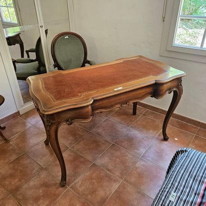BUREAU PLAT de style Louis XV en bois sculpté...