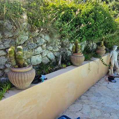 ENSEMBLE DE SIX POTS EN TERRE CUITE en forme...