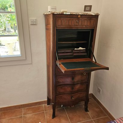 SECRETAIRE de style Louis XV en bois de placage...