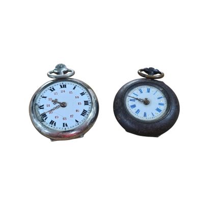DEUX MONTRES DE COL en métal, cadrans blancs...